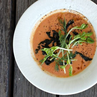 Velouté de tomates à la laitue de mer et au sésame